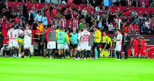 El Sevilla lleva 54 partidos y, con las ´semis´ ante el Shakhtar, las cinco últimas jornadas de Liga y la final de Copa, alcanzará como mínimo los 62 que jugarán Athletic y Barcelona. El Sevilla lleva 54 partidos y, con las ´semis´ ante el Shakhtar, las cinco últimas jornadas de Liga y la final de Copa, alcanzará como mínimo los 62 que jugarán Athletic y Barcelona.