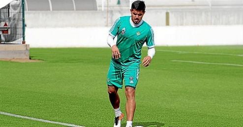 Vargas ha hecho ejercicios con balón en solitario. Vargas ha hecho ejercicios con balón en solitario.