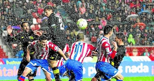 La lluvia lo puso aún más difícil. La lluvia lo puso aún más difícil.