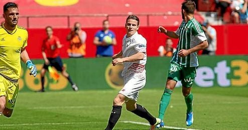 Gameiro, durante el derbi disputado en el Sánchez Pizjuán. Gameiro, durante el derbi disputado en el Sánchez Pizjuán.
