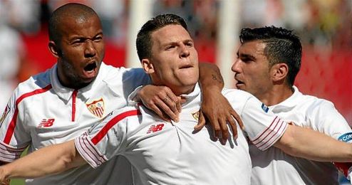 Gameiro celebra el 1-0 con Mariano y Reyes. Gameiro celebra el 1-0 con Mariano y Reyes.