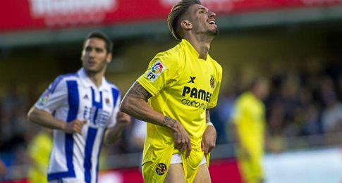 Samu Castillejo se lamenta de una ocasión errada. Samu Castillejo se lamenta de una ocasión errada.