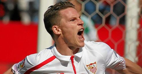 Gameiro, tras marcar el 1-0 ante el Betis. Gameiro, tras marcar el 1-0 ante el Betis.