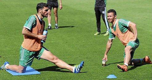 En la imagen, Jorge Molina y Rubén Castro durante el entrenamiento de este martes. En la imagen, Jorge Molina y Rubén Castro durante el entrenamiento de este martes.