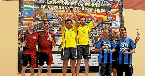 Los participantes en el podio Los participantes en el podio