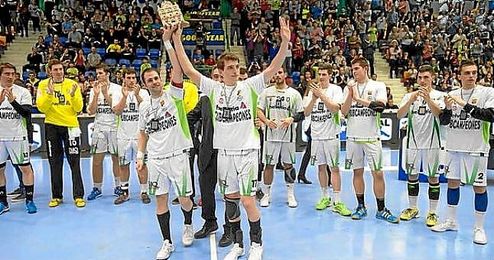 Los jugadores del Helvetia Anaitasuna levante el título de subcampeón de la Copa del Rey. Los jugadores del Helvetia Anaitasuna levante el título de subcampeón de la Copa del Rey.