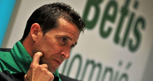 Juan Merino, durante una rueda de prensa como técnico verdiblanco. Juan Merino, durante una rueda de prensa como técnico verdiblanco.