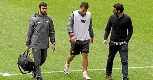 Konoplyanka se retiró ayer del entrenamiento por un golpe. Konoplyanka se retiró ayer del entrenamiento por un golpe.