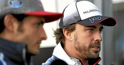 Fernando Alonso, junto a Carlos Sainz, atendiendo a los medios. Fernando Alonso, junto a Carlos Sainz, atendiendo a los medios.