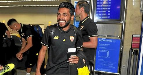 El lateral izquierdo del Sevilla Trémoulinas, con el billete en la mano. El lateral izquierdo del Sevilla Trémoulinas, con el billete en la mano.