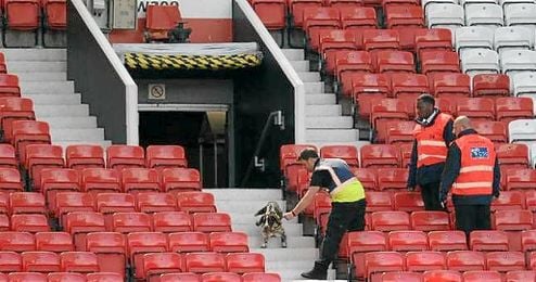 El bulto encontrado en Old Trafford resultó no ser una bomba. El bulto encontrado en Old Trafford resultó no ser una bomba.