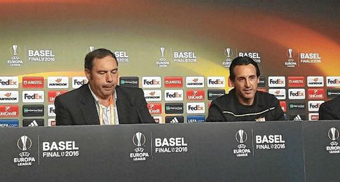 Emery, en la sala de prensa de St. Jakob Park. Emery, en la sala de prensa de St. Jakob Park.