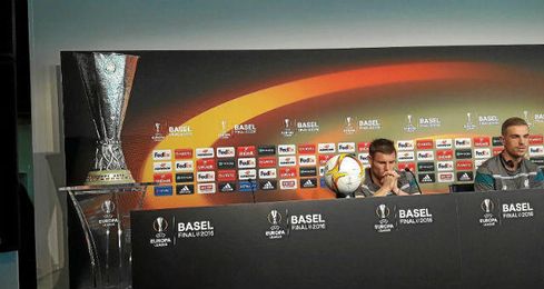 Milner y Henderson, en la sala de prensa, junto al trofeo de la Europa League. Milner y Henderson, en la sala de prensa, junto al trofeo de la Europa League.