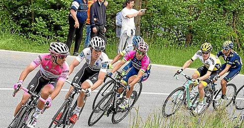 Brambilla, tirando con la maglia rosa para su jefe de filas, Bob Jungels. Brambilla, tirando con la maglia rosa para su jefe de filas, Bob Jungels.