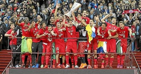 El Sevilla festeja la Europa League del año pasado. El Sevilla festeja la Europa League del año pasado.