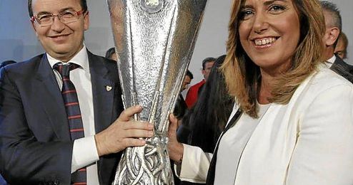 Susana Díaz posando con la Europa League junto a José Castro. Susana Díaz posando con la Europa League junto a José Castro.