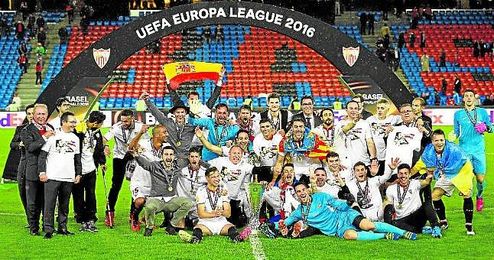 Los jugadores del Sevilla celebran el título sobre el césped. Los jugadores del Sevilla celebran el título sobre el césped.