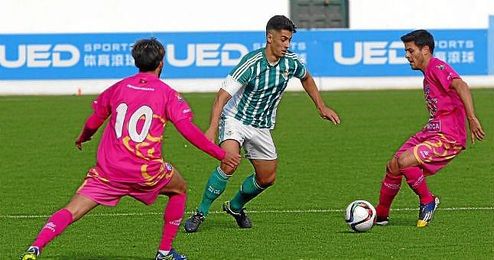 El futbolista cántabro, en un partido con el Betis B. El futbolista cántabro, en un partido con el Betis B.