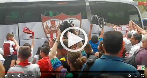 Captura del vídeo del recibimiento al Sevilla en Madrid. Captura del vídeo del recibimiento al Sevilla en Madrid.