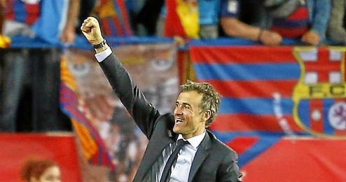 El preparador del Barcelona levanta el puño en señal de victoria. El preparador del Barcelona levanta el puño en señal de victoria.