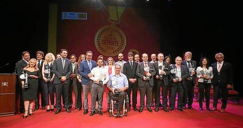Foto de familia de todos los premiados en la Fiesta del Deporte 2016. Foto de familia de todos los premiados en la Fiesta del Deporte 2016.
