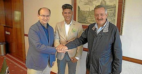 Jorge Carrascal firma hasta junio de 2021 con el Sevilla. Jorge Carrascal firma hasta junio de 2021 con el Sevilla.