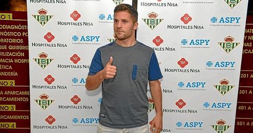 Durmisi, en el Nisa Aljarafe para pasar las pruebas médicas. Durmisi, en el Nisa Aljarafe para pasar las pruebas médicas.