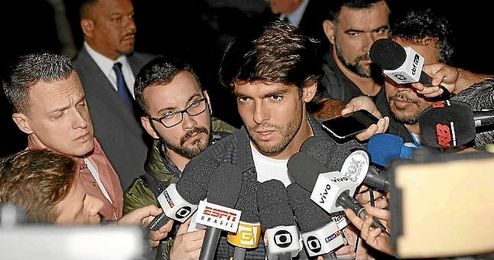 Kaká, atendiendo a los medios a su llegada a la concentración. Kaká, atendiendo a los medios a su llegada a la concentración.