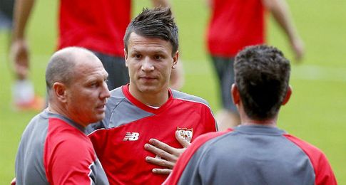 Cheryshev, junto a Konoplyanka en un entrenamiento. Cheryshev, junto a Konoplyanka en un entrenamiento.