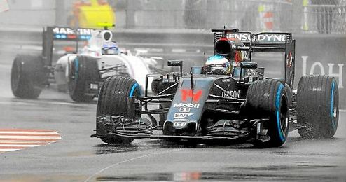 Alonso, rodando sobre el mojado trazado monegasco. Alonso, rodando sobre el mojado trazado monegasco.