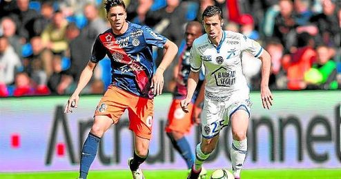 Jonas Martin, uno de los preferidos para reforzar la zona de creación verdiblanca, presiona a Jessy Pi, que gusta a Torrecilla desde su etapa en el Celta. Jonas Martin, uno de los preferidos para reforzar la zona de creación verdiblanca, presiona a Jessy Pi, que gusta a Torrecilla desde su etapa en el Celta.