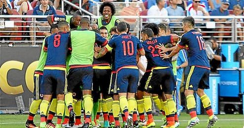 Los jugadores de Colombia celebran en gol de James. Los jugadores de Colombia celebran en gol de James.