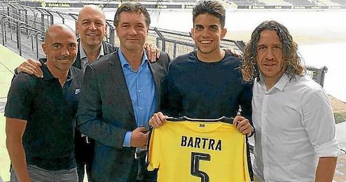 Bartra posa con su nueva camiseta Bartra posa con su nueva camiseta