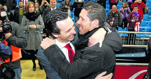 Unai Emery abraza al Cholo Simeone. Unai Emery abraza al Cholo Simeone.