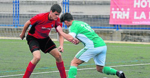 José Garrido presiona a un rival del Betis. José Garrido presiona a un rival del Betis.