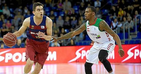 Tomas Satoransky ante Darius Adams. Tomas Satoransky ante Darius Adams.