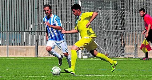 Luis Jarana (derecha), con la segunda elástica del Nervión, ante el Rinconada. Luis Jarana (derecha), con la segunda elástica del Nervión, ante el Rinconada.