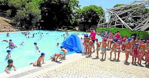 Las piscinas coparán el protagonismo desde finales de junio hasta el mes de septiembre. Las piscinas coparán el protagonismo desde finales de junio hasta el mes de septiembre.