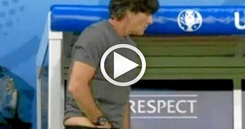 El comprometedor gesto de Joachim Löw que se ha hecho viral. El comprometedor gesto de Joachim Löw que se ha hecho viral.