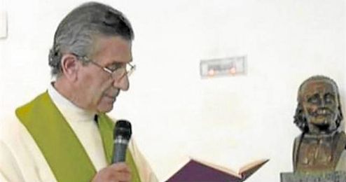 El Padre Román oficiando una ceremonia religiosa. El Padre Román oficiando una ceremonia religiosa.