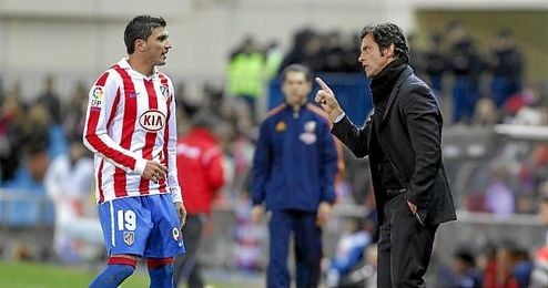 Quique dialoga con Reyes durante un partido del Atlético de Madrid en la 10/11. Quique dialoga con Reyes durante un partido del Atlético de Madrid en la 10/11.