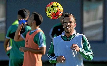 Van der Vaart se ejercita en solitario para llegar en buena forma. Van der Vaart se ejercita en solitario para llegar en buena forma.