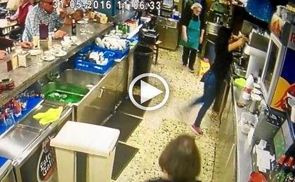 El taconazo improvisado de una camarera se vuelve viral El taconazo improvisado de una camarera se vuelve viral