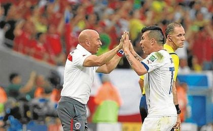 Sampaoli y Gary Medel, celebrando un tanto con la selección de Chile. Sampaoli y Gary Medel, celebrando un tanto con la selección de Chile.