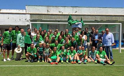 Foto de familia tras el ascenso con el presidente del club y varios consejeros. Foto de familia tras el ascenso con el presidente del club y varios consejeros.