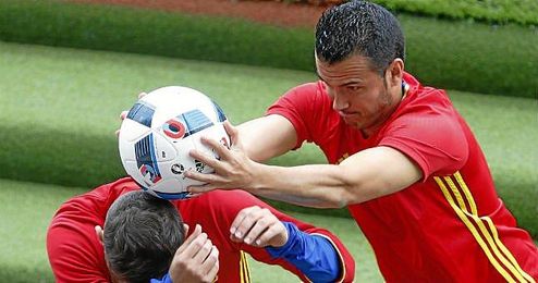 Pedro bromea con Jordi Alba. Pedro bromea con Jordi Alba.