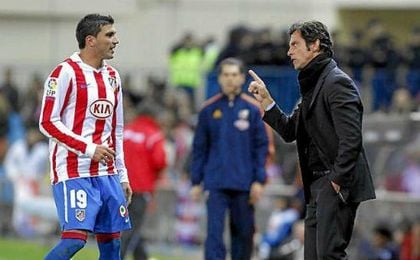 "La piña que se hace en el vestuario del Sevilla es fundamental", ha comentado Reyes. "La piña que se hace en el vestuario del Sevilla es fundamental", ha comentado Reyes.