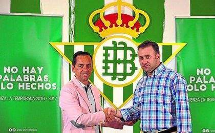 El jerezano José Vidal renovó con el Real Betis Futsal, al que volverá a dirigir en Segunda división. El jerezano José Vidal renovó con el Real Betis Futsal, al que volverá a dirigir en Segunda división.