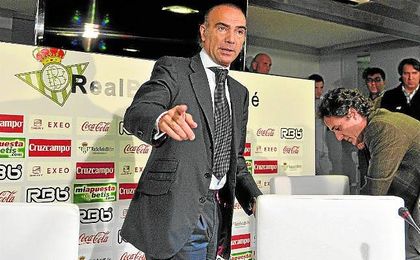 Luis Oliver habría dejado clara su disponibilidad a negociar, tal y como informa ´Radio Sevilla´. Luis Oliver habría dejado clara su disponibilidad a negociar, tal y como informa ´Radio Sevilla´.