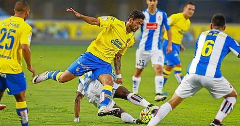 Willian José intenta zafarse de un rival perico. Willian José intenta zafarse de un rival perico.
